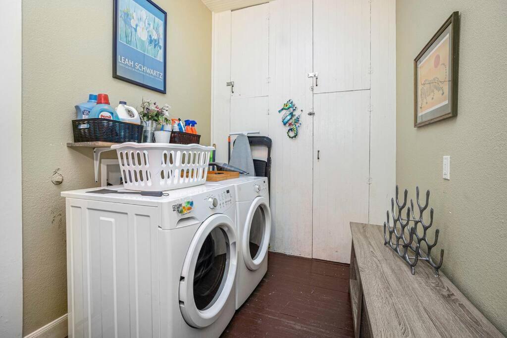 Beachy Bungalow! 2Bd, King Bed Galveston Exterior photo