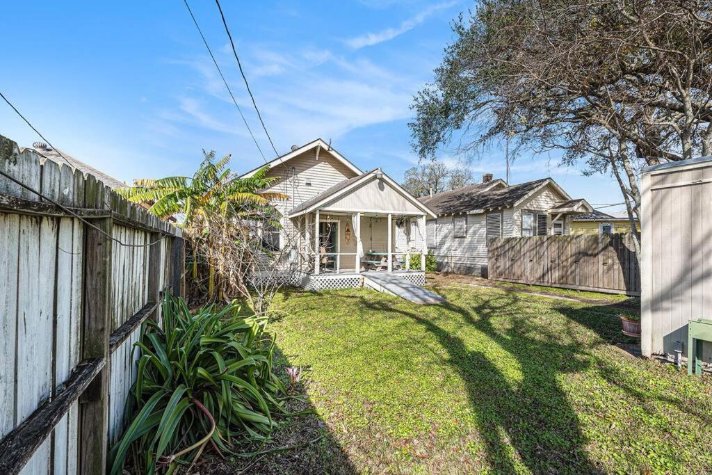 Beachy Bungalow! 2Bd, King Bed Galveston Exterior photo